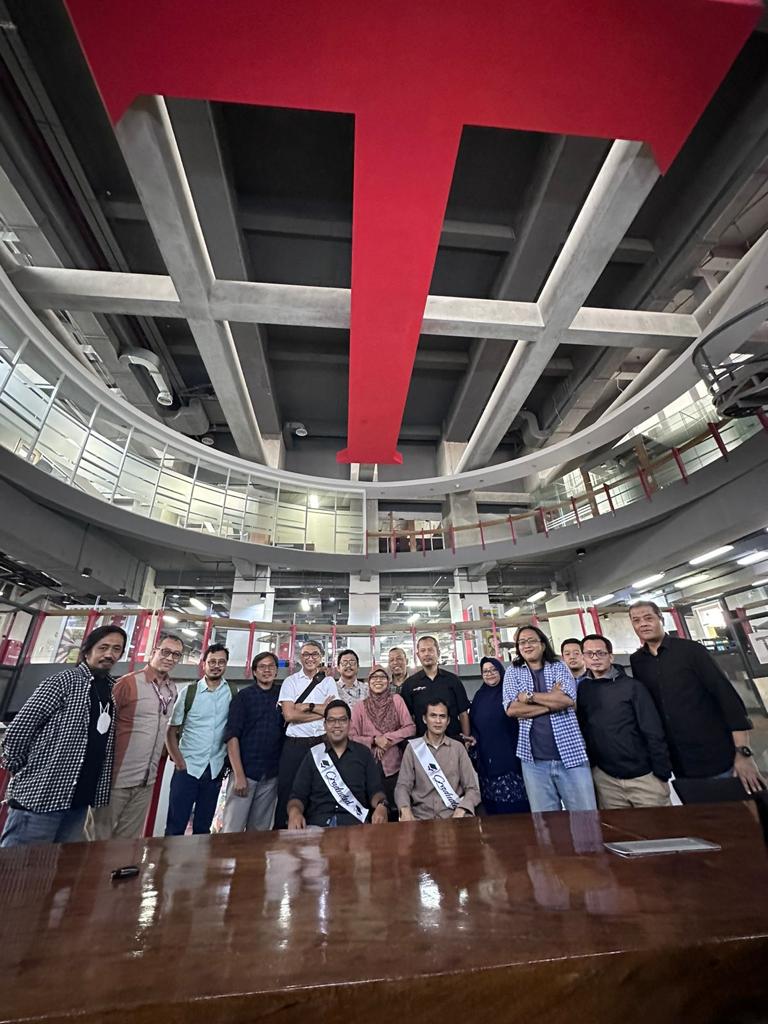 <p>Foto bersama dua redaktur utama yang baru- Raymundus Rikang dan Rusman Paraqbueq (duduk) di Gedung Tempo, Palmerah, Jakarta, 13 Juli 2023.</p>